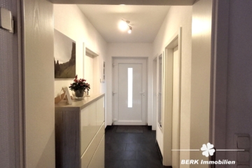 VERKAUFT – BERK Immobilien – Charmante Doppelhaushälfte mit hohen Wohlfühlfaktor in Elsenfeld - Flur (116477)