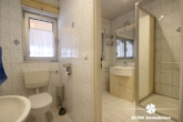 Badezimmer EG - BERK Immobilien – Familienfreundliches Haus mit viel Platz und vielseitigem Nebengebäude