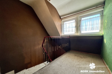 BERK Immobilien – Familienfreundliches Haus mit viel Platz und vielseitigem Nebengebäude - Treppenabgang DG (116003)