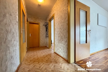 BERK Immobilien – Familienfreundliches Haus mit viel Platz und vielseitigem Nebengebäude - Flur EG (116001)