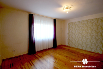 BERK Immobilien – Familienfreundliches Haus mit viel Platz und vielseitigem Nebengebäude - Schlafzimmer EG (116000)