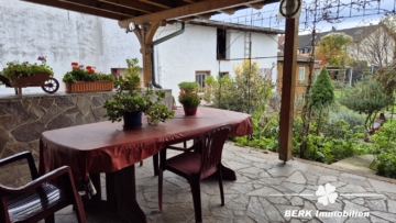 BERK Immobilien – Familienfreundliches Haus mit viel Platz und vielseitigem Nebengebäude - Außenansicht (116009)