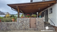 Terrasse - BERK Immobilien – Familienfreundliches Haus mit viel Platz und vielseitigem Nebengebäude