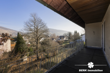BERK Immobilien – Großzügiges Einfamilienhaus mit zauberhaftem Burgblick und weitläufigem Grundstück - Aussicht vom Balkon (116057)