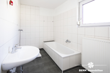 BERK Immobilien – Großzügiges Einfamilienhaus mit zauberhaftem Burgblick und weitläufigem Grundstück - OG Badezimmer (116055)