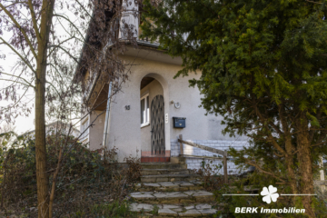 BERK Immobilien – Großzügiges Einfamilienhaus mit zauberhaftem Burgblick und weitläufigem Grundstück - Hauseingang (116043)