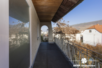 BERK Immobilien – Großzügiges Einfamilienhaus mit zauberhaftem Burgblick und weitläufigem Grundstück - Balkon (116056)