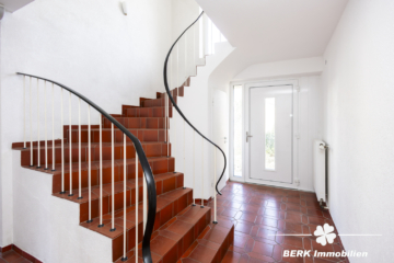 BERK Immobilien – Großzügiges Einfamilienhaus mit zauberhaftem Burgblick und weitläufigem Grundstück - EG Eingangsbereich (116044)