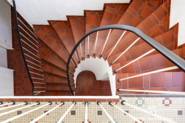 BERK Immobilien – Großzügiges Einfamilienhaus mit zauberhaftem Burgblick und weitläufigem Grundstück - Treppe (116050)