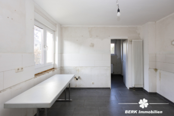 BERK Immobilien – Großzügiges Einfamilienhaus mit zauberhaftem Burgblick und weitläufigem Grundstück - EG Küche (116048)