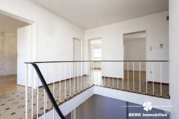 BERK Immobilien – Großzügiges Einfamilienhaus mit zauberhaftem Burgblick und weitläufigem Grundstück - OG Flur (116051)