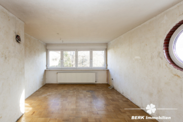 BERK Immobilien – Großzügiges Einfamilienhaus mit zauberhaftem Burgblick und weitläufigem Grundstück - EG Wohnzimmer (116045)