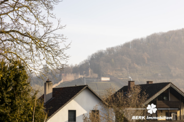 BERK Immobilien – Großzügiges Einfamilienhaus mit zauberhaftem Burgblick und weitläufigem Grundstück - Ausblick auf das Schloss (116058)
