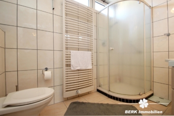 BERK Immobilien – Familienfreundliches Einfamilienhaus in zentraler Lage von Stockstadt - Badezimmer OG (115190)