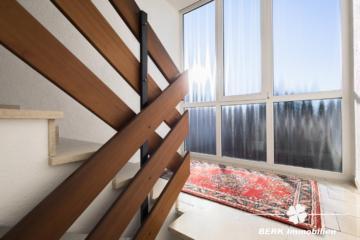 BERK Immobilien – Großzügiges Zweifamilienhaus mit Potenzial für Ausbau & Mehrgenerationenwohnen - Treppenhaus (116911)