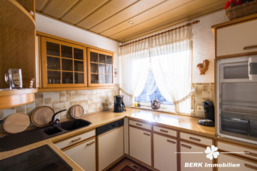 BERK Immobilien – Großzügiges Zweifamilienhaus mit Potenzial für Ausbau & Mehrgenerationenwohnen - Küche OG (116915)