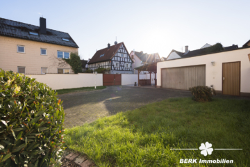 BERK Immobilien – Großzügiges Zweifamilienhaus mit Potenzial für Ausbau & Mehrgenerationenwohnen - Hof mit überdachtem Freisitz und Garage (116921)