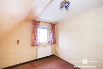 BERK Immobilien – Großzügiges Zweifamilienhaus mit Charme und viel Platz für Generationen - DG Zimmer I (116078)