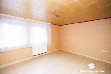 BERK Immobilien – Großzügiges Zweifamilienhaus mit Charme und viel Platz für Generationen - OG Wohnzimmer (116076)