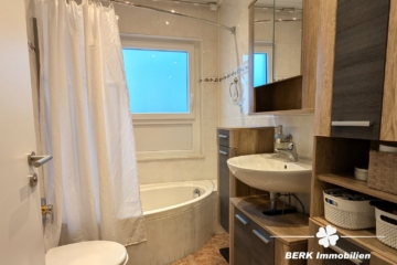 BERK Immobilien – Charmante Erdgeschosswohnung mit Gartenidylle in Daxberg - Bad (116106)