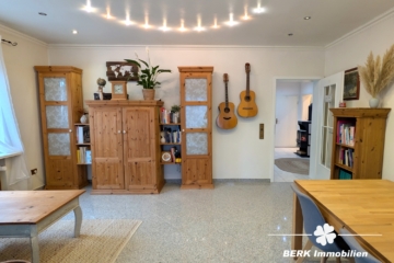 BERK Immobilien – Charmante Erdgeschosswohnung mit Gartenidylle in Daxberg - Wohnzimmer (116100)