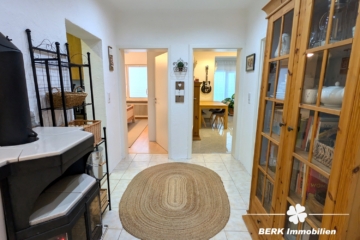 BERK Immobilien – Charmante Erdgeschosswohnung mit Gartenidylle in Daxberg - Flur (116102)