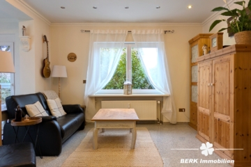 BERK Immobilien – Charmante Erdgeschosswohnung mit Gartenidylle in Daxberg - Wohnzimmer (116099)