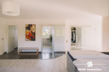 BERK Immobilien – einzigartige Luxusimmobilie: Naturverbunden und hochmodern in ruhiger Lage von Großostheim - Elternschafzimmer (115075)