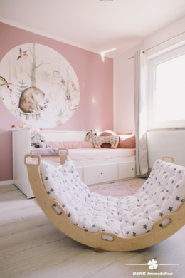 BERK Immobilien – einzigartige Luxusimmobilie: Naturverbunden und hochmodern in ruhiger Lage von Großostheim - Kinderzimmer (115079)