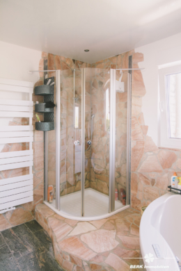 BERK Immobilien – einzigartige Luxusimmobilie: Naturverbunden und hochmodern in ruhiger Lage von Großostheim - Dusche (115081)