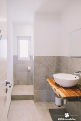 BERK Immobilien – einzigartige Luxusimmobilie: Naturverbunden und hochmodern in ruhiger Lage von Großostheim - Gäste WC EG (115082)