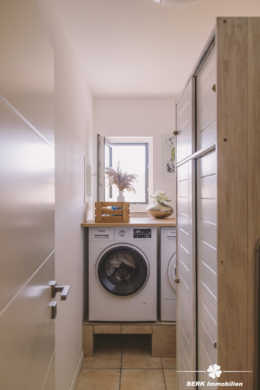 BERK Immobilien – einzigartige Luxusimmobilie: Naturverbunden und hochmodern in ruhiger Lage von Großostheim - Hauswirtschaftsraum (115083)