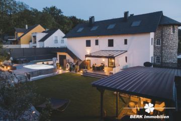 BERK Immobilien – einzigartige Luxusimmobilie: Naturverbunden und hochmodern in ruhiger Lage von Großostheim - Nachtaufnahme Garten (115094)