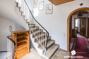 VERKAUFT – BERK Immobilien – Freistehendes Einfamilienhaus mit zwei Wohneinheiten und Garten im Herzen von Haibach - Treppenhaus (115780)