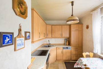 VERKAUFT – BERK Immobilien – Freistehendes Einfamilienhaus mit zwei Wohneinheiten und Garten im Herzen von Haibach - Küche EG (115782)