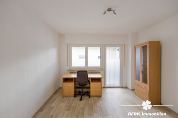 VERKAUFT – BERK Immobilien – Freistehendes Einfamilienhaus mit zwei Wohneinheiten und Garten im Herzen von Haibach - Schlafen 2 OG (115791)