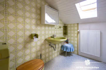 VERKAUFT – BERK Immobilien – Freistehendes Einfamilienhaus mit zwei Wohneinheiten und Garten im Herzen von Haibach - Bad DG (115795)