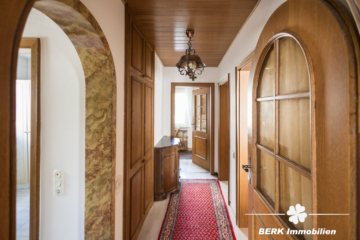 VERKAUFT – BERK Immobilien – Freistehendes Einfamilienhaus mit zwei Wohneinheiten und Garten im Herzen von Haibach - Flur EG (115781)