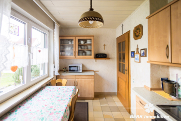 VERKAUFT – BERK Immobilien – Freistehendes Einfamilienhaus mit zwei Wohneinheiten und Garten im Herzen von Haibach - Küche EG (115783)