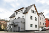 Straßenansicht - BERK Immobilien – modern saniertes ZFH in zentraler Lage von Haibach mit traumhafter Maisonette-Wohnung