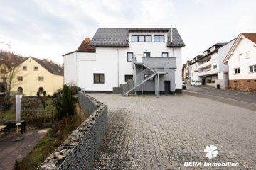 BERK Immobilien – modern saniertes ZFH in zentraler Lage von Haibach mit traumhafter Maisonette-Wohnung - Stellplätze (116795)