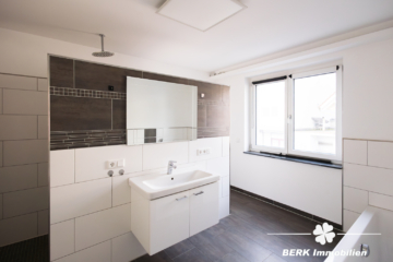 BERK Immobilien – modern saniertes ZFH in zentraler Lage von Haibach mit traumhafter Maisonette-Wohnung - Tageslichtbad MAIS-Wohnung (116806)