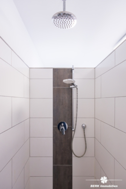 BERK Immobilien – modern saniertes ZFH in zentraler Lage von Haibach mit traumhafter Maisonette-Wohnung - Dusche Bad MAIS-Wohnung (116807)