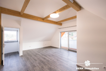 BERK Immobilien – modern saniertes ZFH in zentraler Lage von Haibach mit traumhafter Maisonette-Wohnung - Schlafzimmer MAIS-Wohnung mit Balkon (116811)