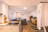 Küche/Wohn-Essbereich EG Wohnung - BERK Immobilien – modern saniertes ZFH in zentraler Lage von Haibach mit traumhafter Maisonette-Wohnung