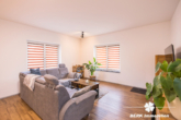 Wohnbereich EG-Wohnung - BERK Immobilien – modern saniertes ZFH in zentraler Lage von Haibach mit traumhafter Maisonette-Wohnung