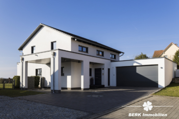 RESERVIERT – BERK Immobilien – Exklusives Design-Einfamilienhaus auf großzügigem Grundstück - Front (116294)