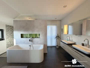 RESERVIERT – BERK Immobilien – Exklusives Design-Einfamilienhaus auf großzügigem Grundstück - Bad OG (116302)