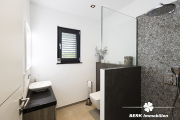 RESERVIERT – BERK Immobilien – Exklusives Design-Einfamilienhaus auf großzügigem Grundstück - Gästebad (116301)