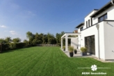 Garten - RESERVIERT – BERK Immobilien – Exklusives Design-Einfamilienhaus auf großzügigem Grundstück